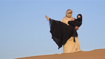 بالصور.. زوجان إماراتيان يشعلان «إنستجرام» بقصة حياتهما