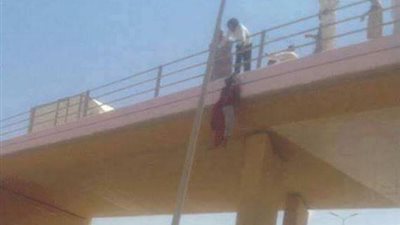 «داعش» يعدم مقاتلين سلفيين ويعلق جثامينهم على جسر