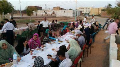 محافظ الوادي الجديد يشارك في إفطار جماعي بحضور 750 أسرة
