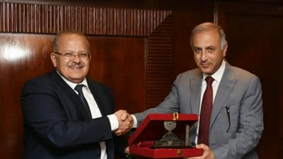«الخشت» يكرم حسام الملاحي عن فترة عضويته بمجلس جامعة القاهرة