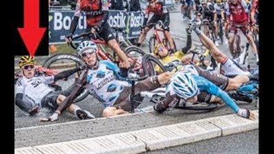 شاهد.. لحظة سقوط لاعبي مسابقة للدراجات الهوائية كـ«الدومينو»