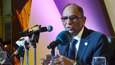 هاني عازر يغادر مطار القاهرة متوجها إلى ألمانيا