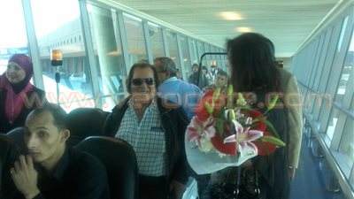 بالصور.. «تنشيط السياحة» تستقبل «همبردنك» بالورد في مطار القاهرة