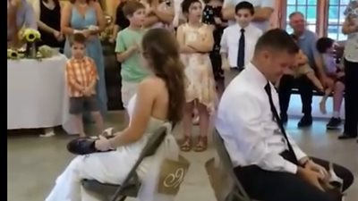 بالفيديو.. 62 مليون مشاهدة لعروسين يلعبان في حفل زفافهما لعبة الصراحة