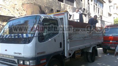 بالصور.. عمال الجبلاية يواصلون نقل مخلفات الحريق لمشروع الهدف