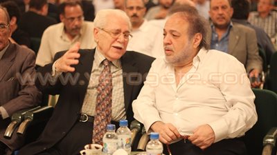 بالصور..أسامة هيكل وأحمد زكي وعمرو سعد يصلون عزاء والدة أسامة الشيخ
