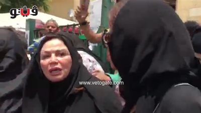 نجلاء فتحي وإلهام شاهين وأشرف زكي يصلون جنازة مديحة يسري (فيديو)