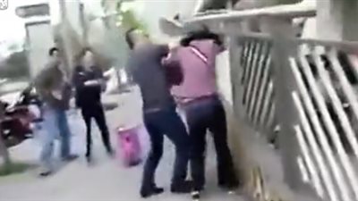 رجل يلقن امرأة «علقة ساخنة» في الشارع (فيديو)