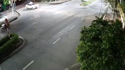 لحظة تعرض سائق أتوبيس لحادث انقلاب مروع (فيديو)