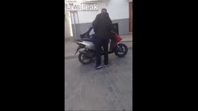 امرأة «سكرانة» تتعرض لحادث مروع بدراجتها النارية (فيديو)