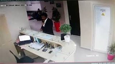 رجل أنيق يسرق هاتفًا محمولاً من داخل عيادة طبية (فيديو)