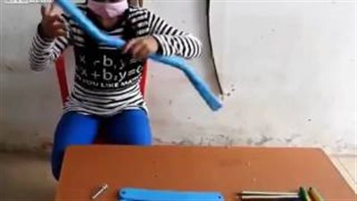 بالفيديو.. فتاة تصطاد الأسماك بسهم وقوس صنعتهما من أدوات غريبة