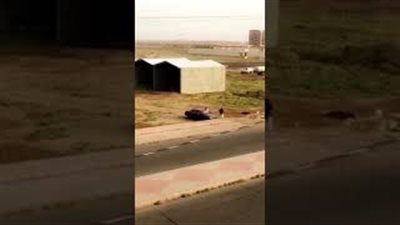 رد فعل صادم لـ3 أشخاص سرقوا سيارة وطاردتهم الشرطة (فيديو)