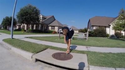 بالفيديو.. صبي يصطاد الأسماك من 