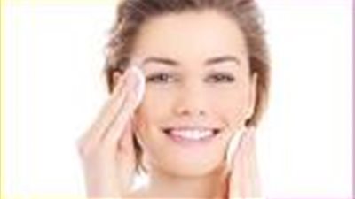 وصفة طبيعية للتخلص من البقع الداكنة بالبشرة