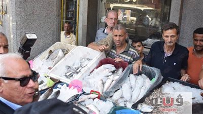 بالصور.. الغضبان يطالب بائعي البازار بخفض الأسعار