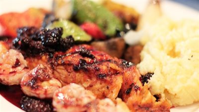 أسياخ الدجاج المشوي بصوص التوت الأسود بطريقة الشيف سلمى