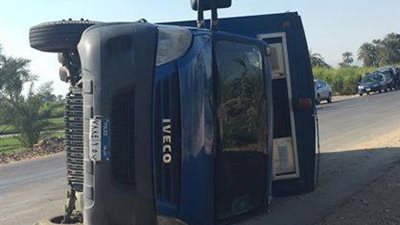 انقلاب سيارة تقل مساجبن بالطريق الصحراوي في قنا