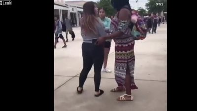 فتاتان تلقنان بعضهما «علقة ساخنة» (فيديو)