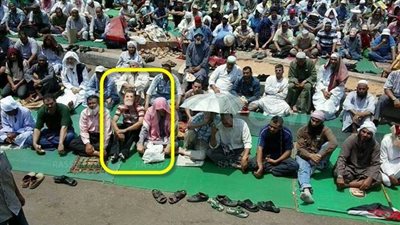 شباب يرتدون ماسك مرسي أثناء صلاة الجمعة!