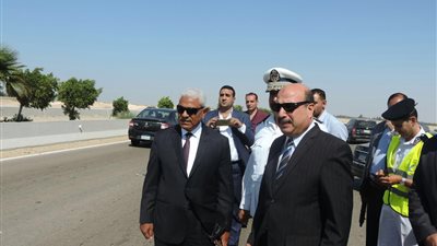 بالصور.. مساعد الوزير للشرطة المتخصصة يتفقد الخدمات بمواقف السيارات