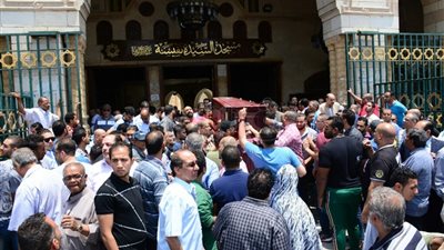 وداعا «سمراء النيل».. تشييع جثمان مديحة يسري من السيدة نفيسة.. يسرا وإلهام شاهين ودلال يؤدين الصلاة على الراحلة.. «محمود سعد ونجلاء فتحي» أبرز الحضور.. وسمير صبري: أرادت رؤية السيس