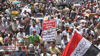 طلاب المحظورة يقطعون شارع الهرم