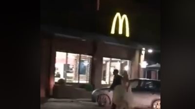رد فعل رجل من عروسين تركا حفل زفافهما لتناول الطعام بـ«ماكدونالدز»
