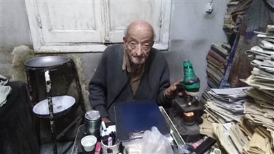 طبيب الغلابة عن ملابسه الرثة: 