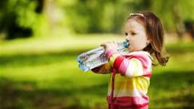 احذري من إصابة طفلك بالجفاف في حر الصيف