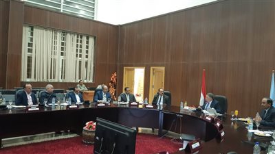 البحر الأحمر تستعرض جهود مواجهة السيول أمام 