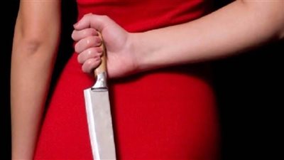 بطعنة في قلبه.. المتهمة بقتل زوجها تمثل جريمتها وسط حراسة أمنية مشددة في أكتوبر