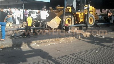 ببالفيديو والصور.. الشرطة تمنع الباعة الجائلين من العودة لـ«عبد المنعم رياض»