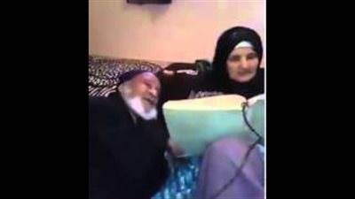 بالفيديو.. زوجان عجوزان يساعدان بعضهما على تلاوة القرآن