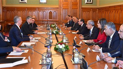 رسائل السيسي لطمأنة رجال الأعمال المجريين: ننفذ برنامجا شاملا للإصلاح الاقتصادي.. نهدف لتحويل مصر إلى مركز إقليمي وعالمي لتوليد ونقل وتوزيع الطاقة.. وندعمكم لتحقيق الاستفادة المشتركة