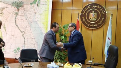 وزير القوى العاملة يكرم الملحق العمالي الجديد بالأردن