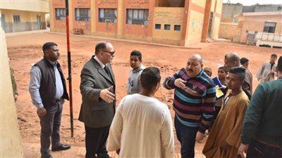 محافظ أسيوط يحيل العاملين بمدرسة بصرة الإعدادية إلى النيابة الإدارية | صور