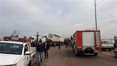 إصابة 3 أشخاص إثر تصادم نقل بميكروباص بطريق 