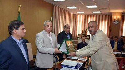 محافظ الشرقية يكرم وكيل وزارة القوى العاملة بالمحافظة