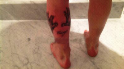 صورة.. ميسى يرسم وشم لابنه تياجو