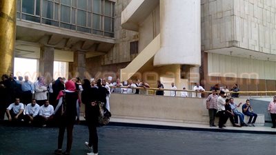بالصور.. وقفة احتجاجية للعاملين بـ«جراند حياة» للمطالبة بزيادة المرتبات