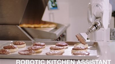 أول روبوت يعمل على طهي البرجر بمطعم أمريكي (فيديو وصور)