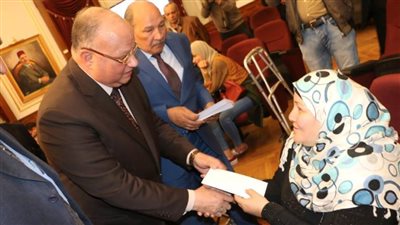 محافظ القاهرة يسلم 16 جهازا تعويضيا و10 كراسي لذوى الاحتياجات الخاصة | صور