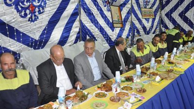 محافظ الجيزة يشارك عمال النظافة حفل إفطار جماعي (صور)