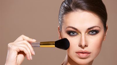 فن استخدام بودرة الخدود 