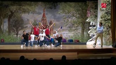 علي ربيع يخرج عن النص بـ«مسرح مصر» بسبب جمال فتاة روسية (فيديو)