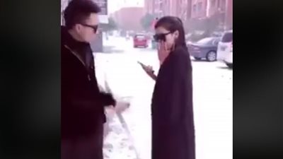 مواقف محرجة لأشخاص بسبب انشغالهم بالموبايل (فيديو)