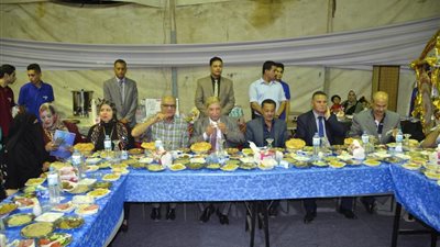 محافظ الإسماعيلية ومدير الأمن يتناولان السحور بمعرض «أهلا وسهلا» (صور)