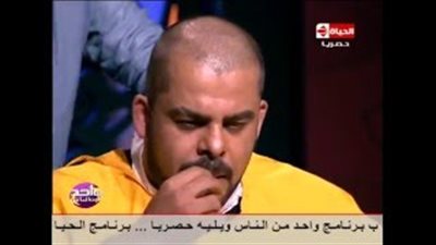 بالفيديو.. منذر رياحنة يحلق شعره على الهواء تضامنا مع مرضى السرطان