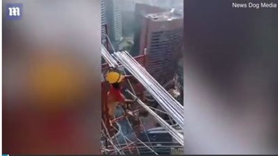 عمال يبنون سقالة على ارتفاع جنوني دون أدوات حفظ سلامة (فيديو وصور)